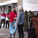 En un acto simbólico, jóvenes pertenecientes a una de las primeras líneas de la ciudad entregó sus escudos como una acción de reconciliación - Foto: Mauricio Vanegas