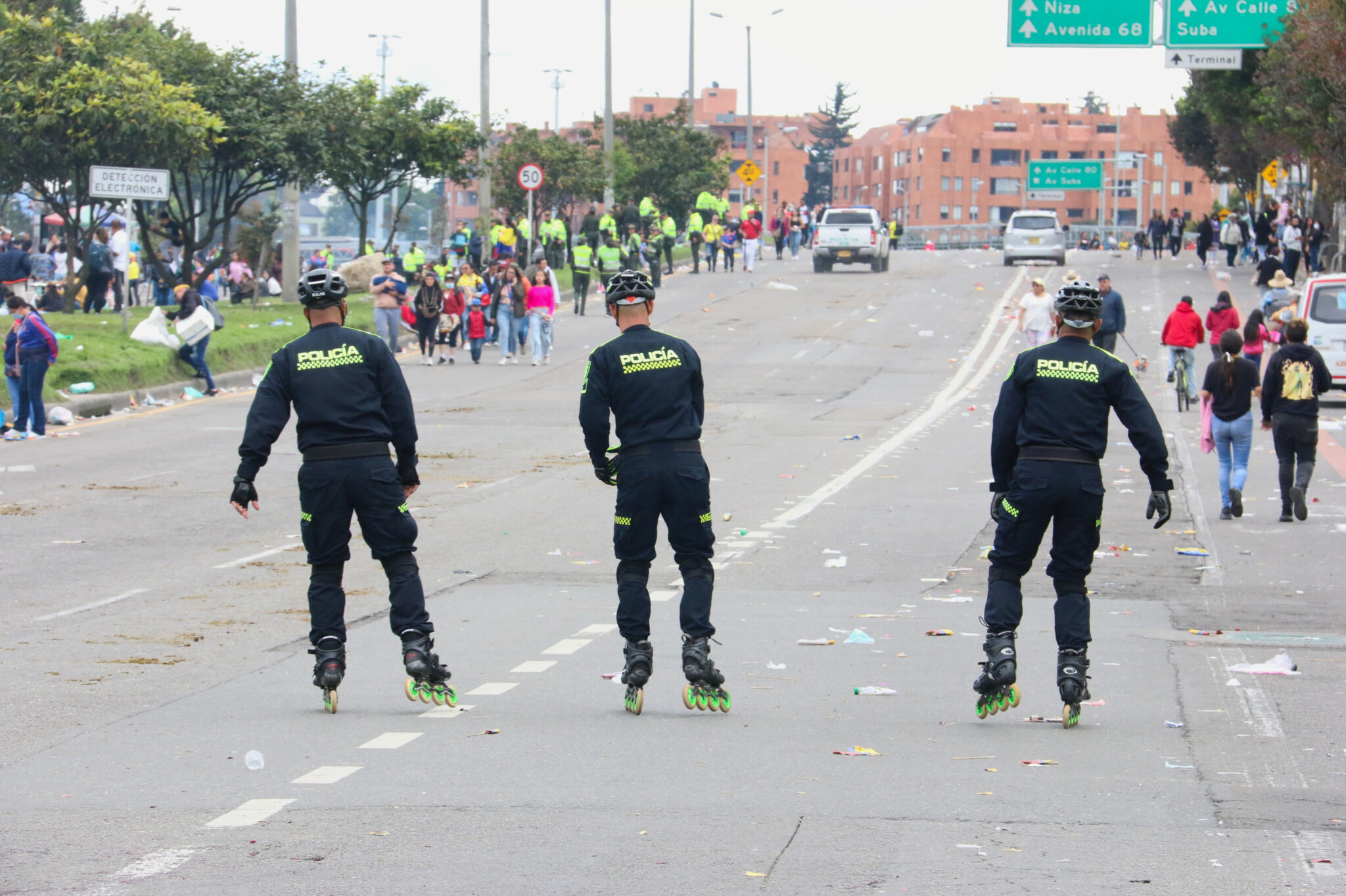Policías en patines recorren la ciclovía