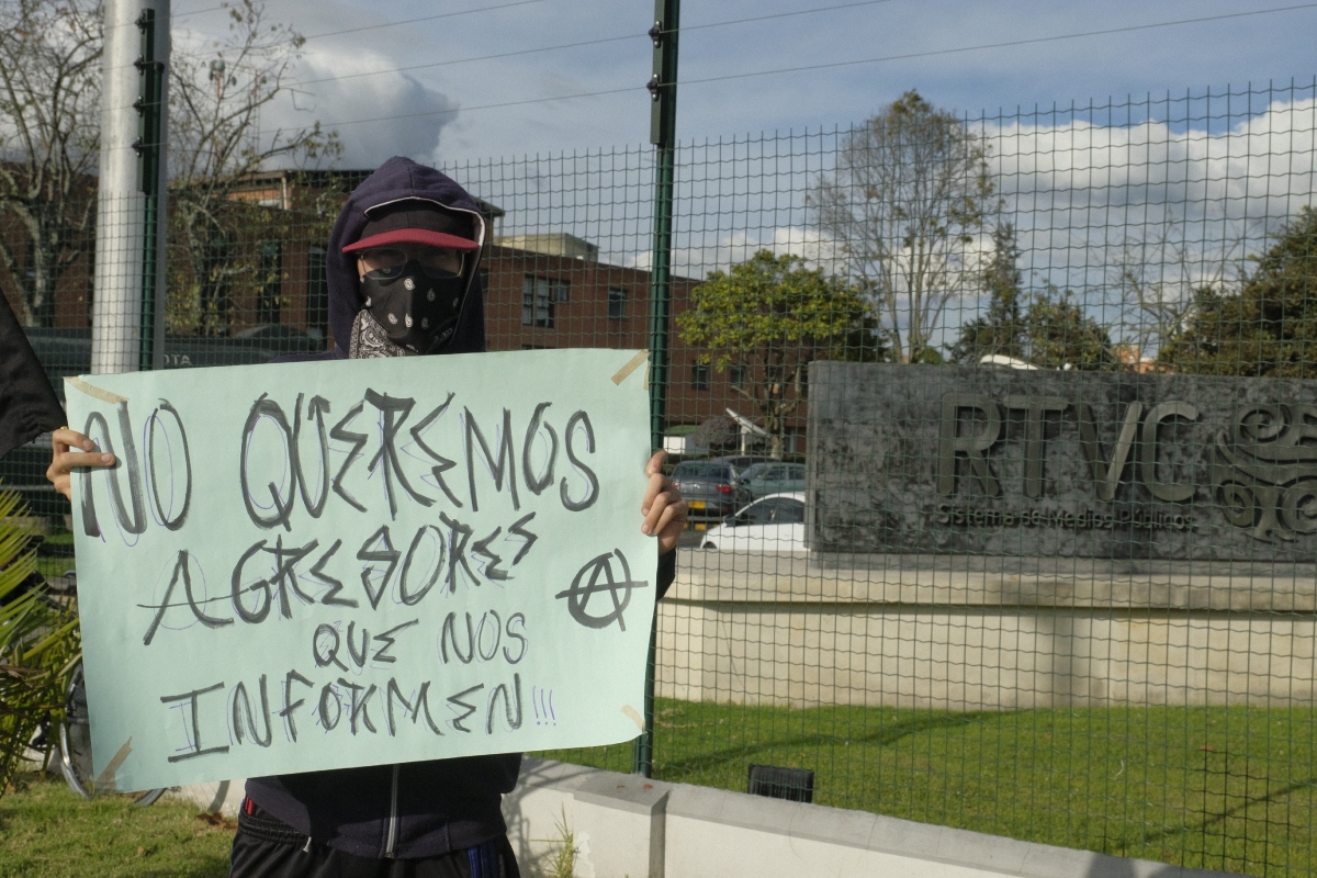 Plantón frente a RTVC para exigir la renuncia de Hollman Morris - Foto: Luisa Vélez