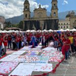 Día de las Manos Rojas; por los niños, niñas y adolescentes fuera de la guerra - Foto: Doomo Editorial