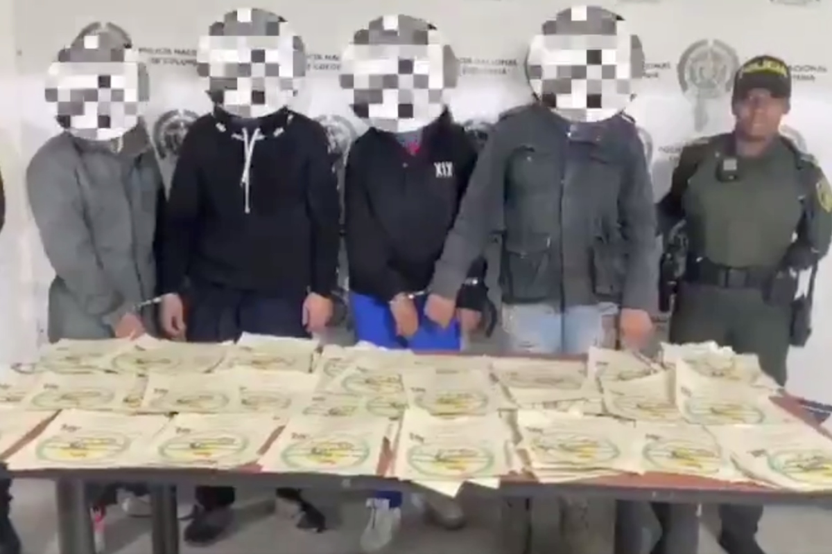 Autoridades capturaron a jóvenes en Bogotá con panfletos de las EGC - Foto: Captura de Video