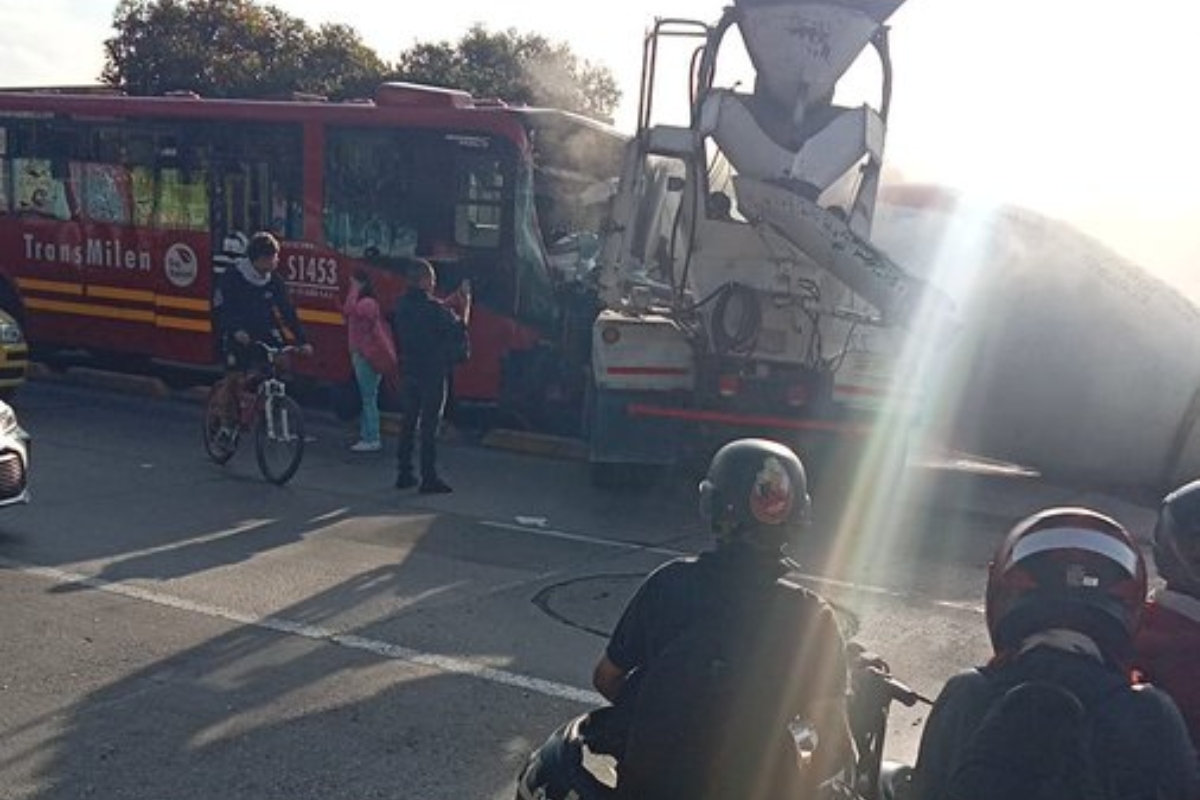 Grave accidente entre bus de TransMilenio y mezcladora se presentó en la Suba - Foto: Redes sociales