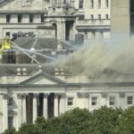 Bomberos trabajan para apagar incendio en la histórica Somerset House de Londres - Foto: Tomada de Redes sociales