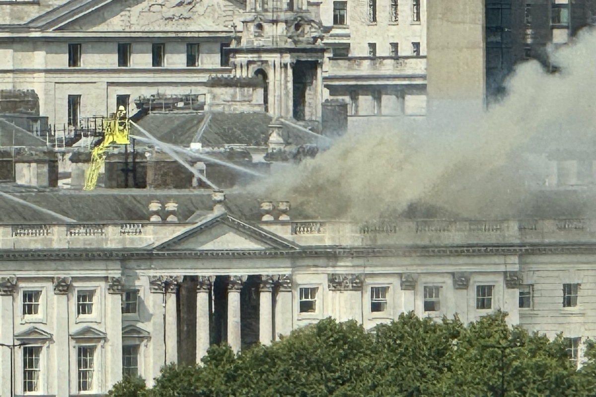 Bomberos trabajan para apagar incendio en la histórica Somerset House de Londres - Foto: Tomada de Redes sociales