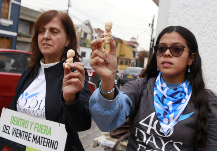 Organizaciones como 40 días por la vida suelen realizar jornadas frente a instituciones médicas donde las personas pueden acceder al aborto. Aunque fueron conminados a no agredir a quienes se acercan a estos lugares, su presencia si resulta intimidante -  Foto: Paula D'Pablos