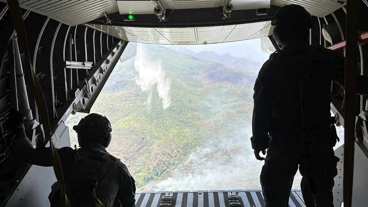 El apoyo de la Fuerza Aérea ha sido vital para la extinción de los incendios, sin embargo su apoyo ha sido limitado; lo que ha generado protestas - Foto: Fuerza Aérea Colombiana