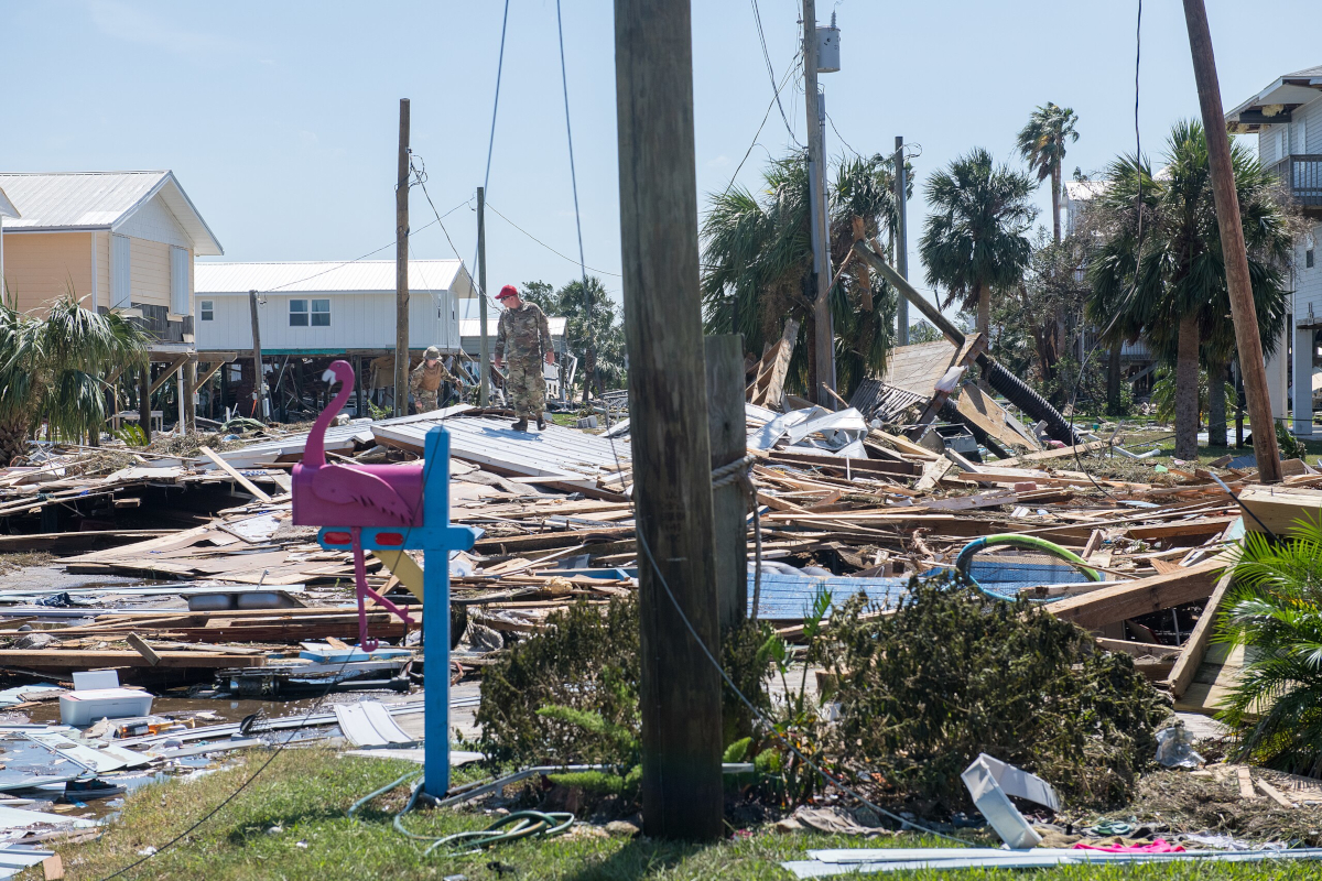 Hombres de la Guardia Nacional revisan los escombros en Keaton Beach, Florida; tras el paso del huracán Helene - Foto: Guardia Nacional