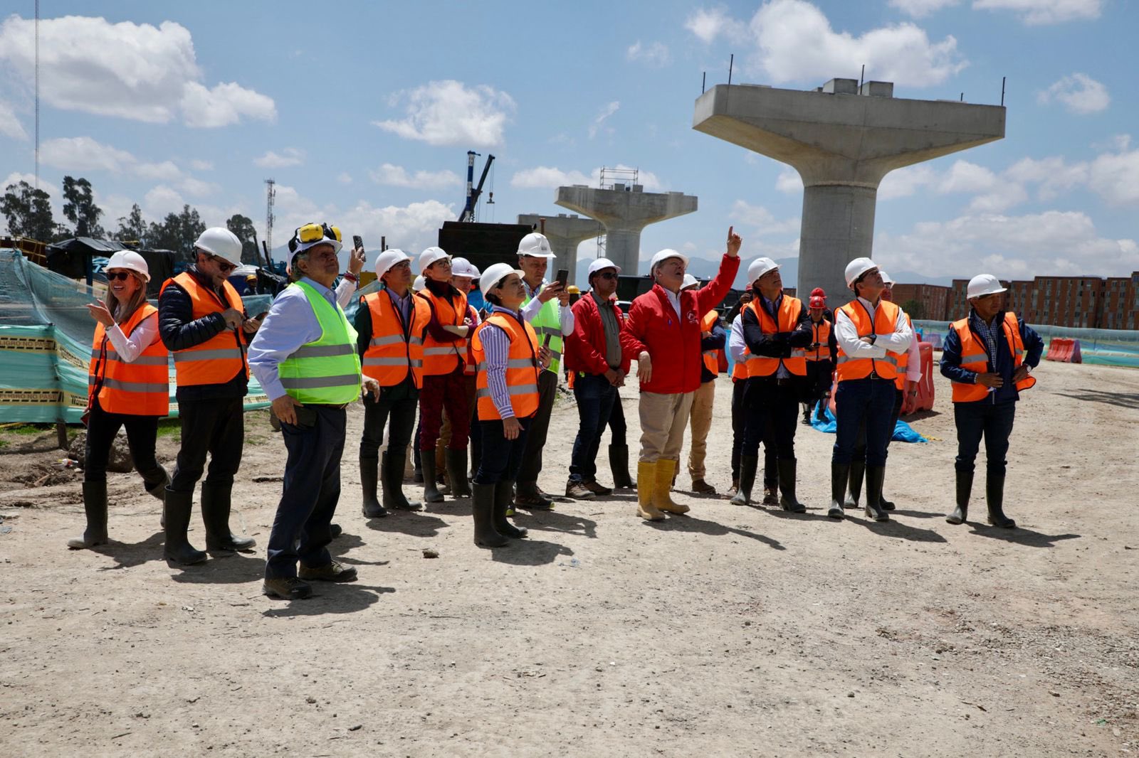 El gerente de la EMB, Leónidas Nárvaez manifestó su preocupación por las demoras en la entrega de las obras de la calle 72. Foto: IDU