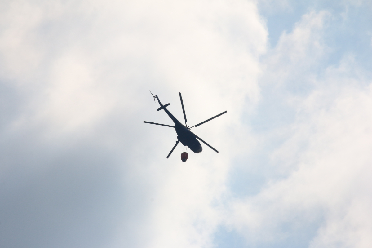 El cambio climático y las fuertes olas de calor, sumadas a la falta de conciencia ciudadana termina en graves incendios forestales. El sistema Bambi Bucket ha sido clave para combatirlos - Foto: Archivo/Ronald Cano