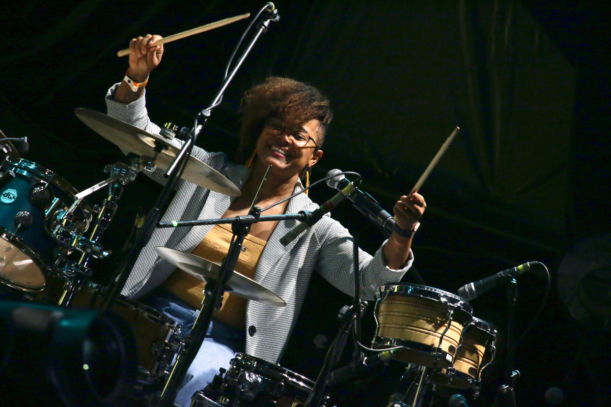 Dos personas virtuosas de la batería estuvieron en este Jazz Al Parque, Yissy García (en la foto) y Jojo Mayer, quienes mostraron sus habilidades y el "embrujante" ritmo de este complejo instrumento - Foto: Ronald Cano