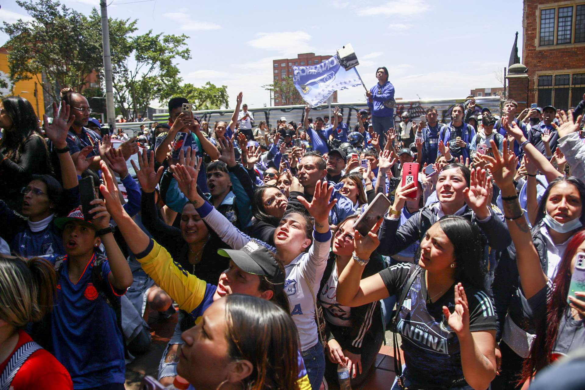 Cientos de personas que se agolparon a las afueras de donde le realizaron el procedimiento a Javier, pidieron a este que cambiara de opinión y desistiera de la eutanasia. Foto: Paula D'Pablos