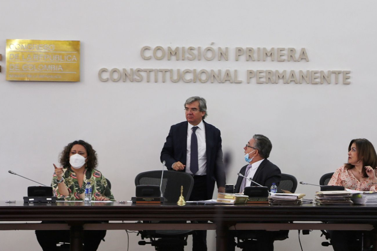 Germán Varón Cotrino (de pie) fue elegido como ternado por la Corte Suprema. Tiene una larga trayectoria en el Congreso, y algunos cuestionamientos por vínculos de corrupción - Foto: Congreso de la República