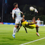 Santiago Mosquera fue vital en la victoria de Santa Fe. Aunque le anularon un gol en el primer tiempo, marcó el tercero para la victoria del expreso. Foto: Ronald Cano