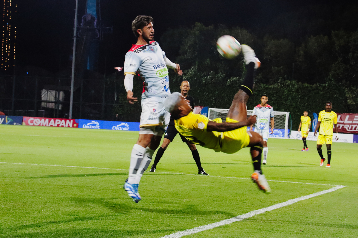 Santiago Mosquera fue vital en la victoria de Santa Fe. Aunque le anularon un gol en el primer tiempo, marcó el tercero para la victoria del expreso. Foto: Ronald Cano