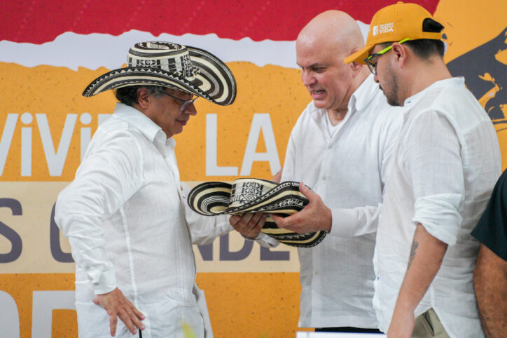 Este fue uno de los momento controversiales de la entrega. Algunos sectores critican el trato del gobierno hacia Salvatore Mancuso, pero otros creen que Mancuso tiene mucho que contar sobre los vínculos de políticos y la fuerza pública con los grupos paramilitares - Foto: Presidencia