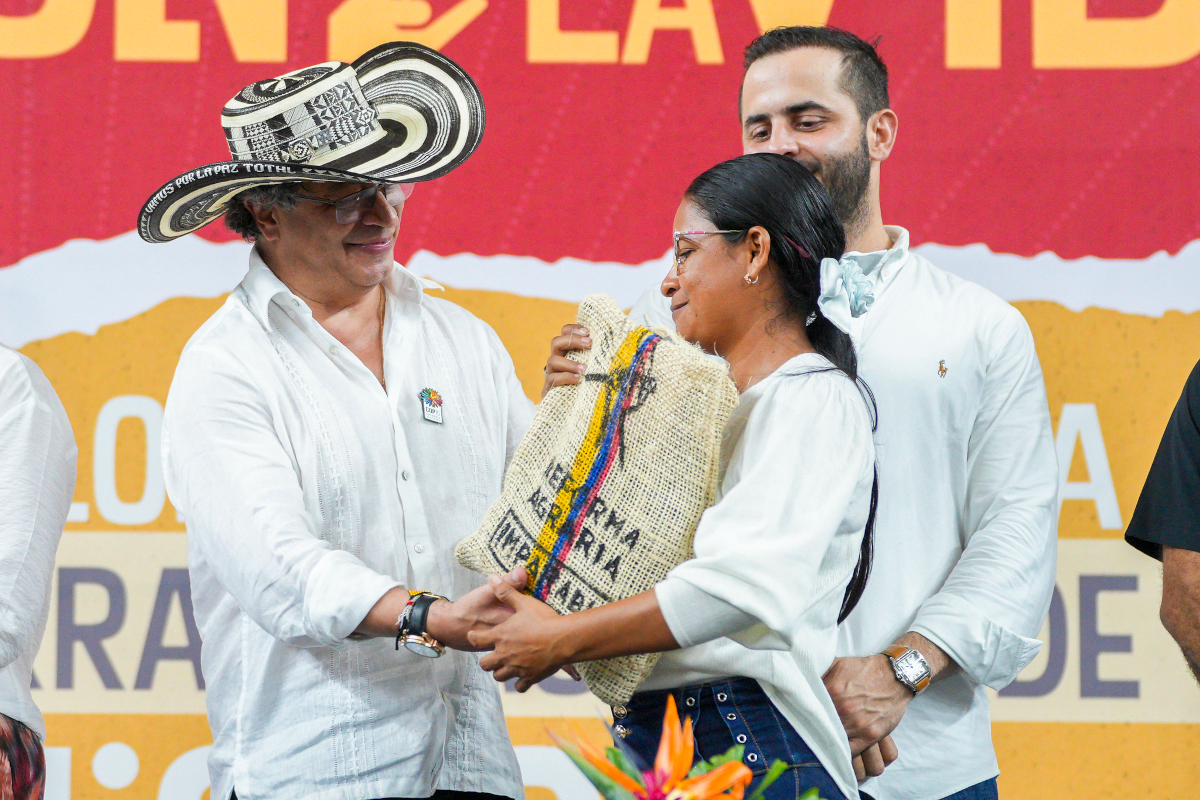 La entrega de tierras se ha convertido en uno de los grandes problemas de los últimos gobiernos. Además que fue una de las exigencias detrás de los acuerdos de paz. A pesar de esto, al gobierno Petro se le ha criticado su demora en la entrega - Foto: Presidencia