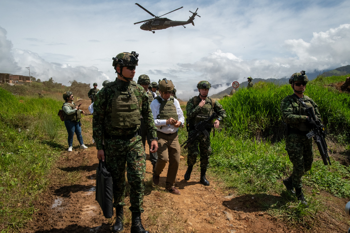 Más allá de la operación militar, hubo presencia institucional. El gabinete ministerial sin el presidente Gustavo Petro llegó a El Plateado, aunque tomando medidas de seguridad - Foto: Presidencia