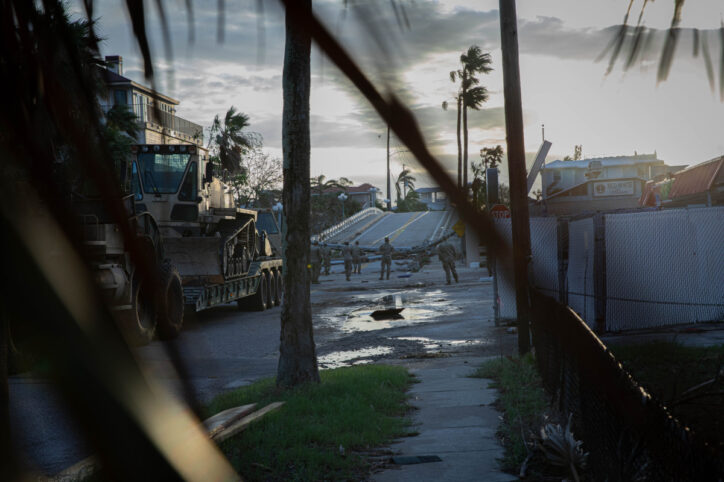 Miembros de la Guardia Nacional de la Florida, limpian los escombros dejados por el paso del huracán Milton. Alrededor de dos semanas antes, el estado fue azotado por el huracán Helene - Foto: Guardia Nacional de Florida 