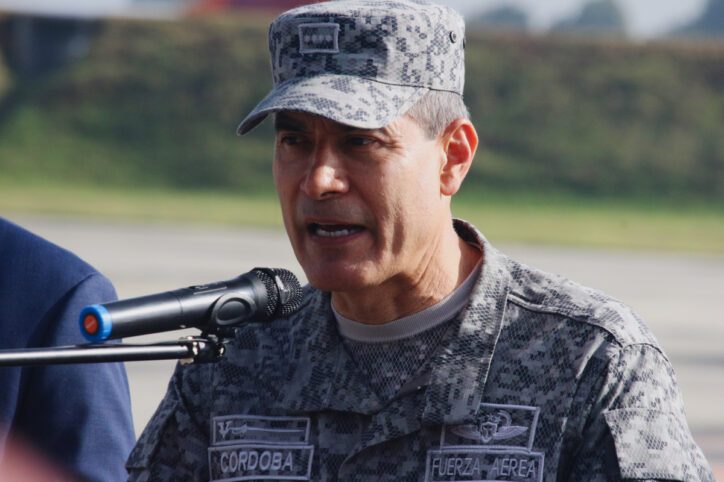 El General Luis Carlos Córdoba, Comandante de la Fuerza Aérea Colombiana fue fundamental al momento de tomar las decisiones para aprovechar los espacios sin bombardeos en Beirut y rescatar al centenar de colombianas y colombianos que hoy aterrizaron en Bogotá - Foto: Ronald Cano