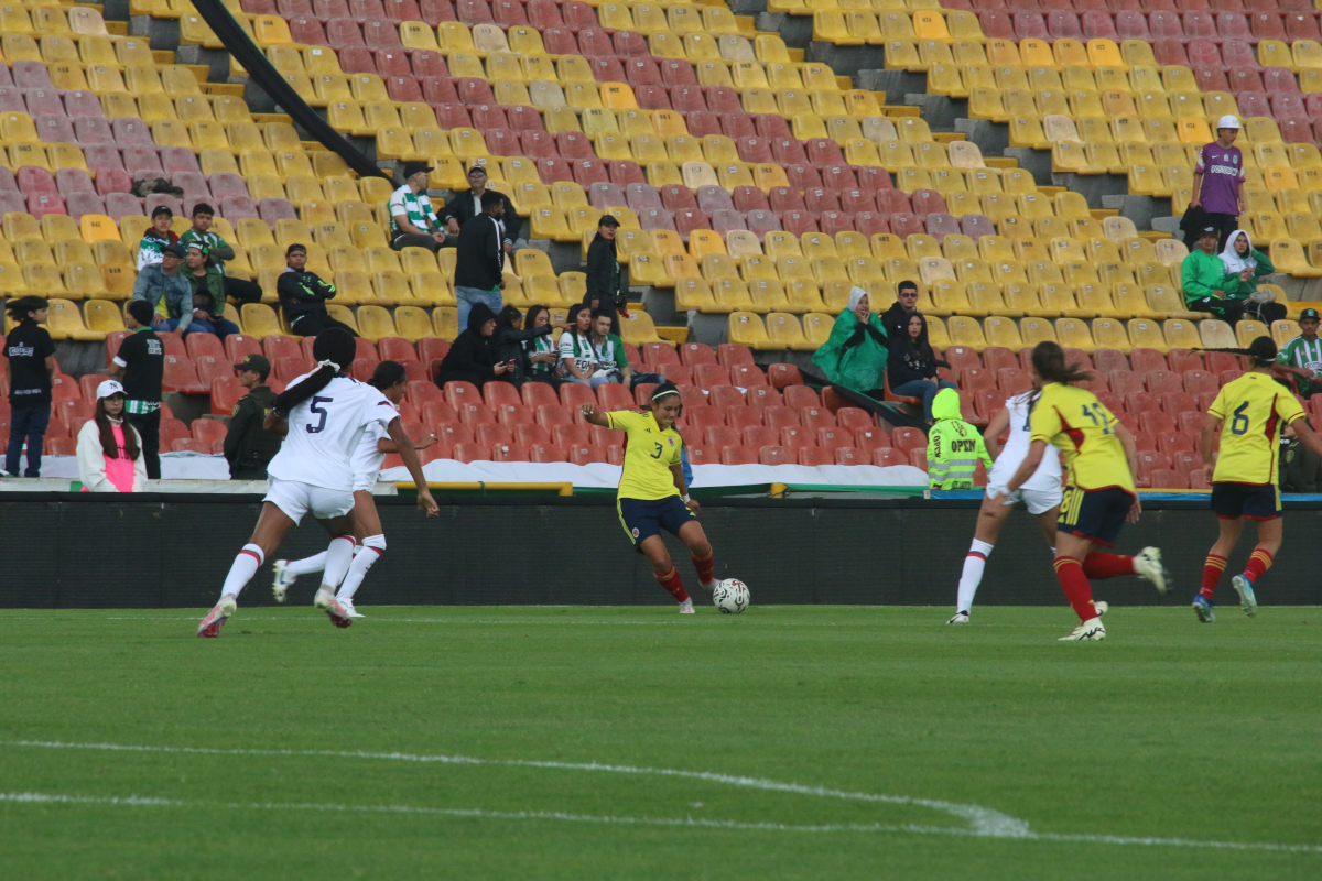 Aunque ya ha sido parte de dos Mundiales Sub 20. El estadio necesita una ampliación. Pero al parecer la concesión sería desventajosa para los dos principales usuarios del estadio: Santa Fe y Millonarios – Foto: Ronald Cano