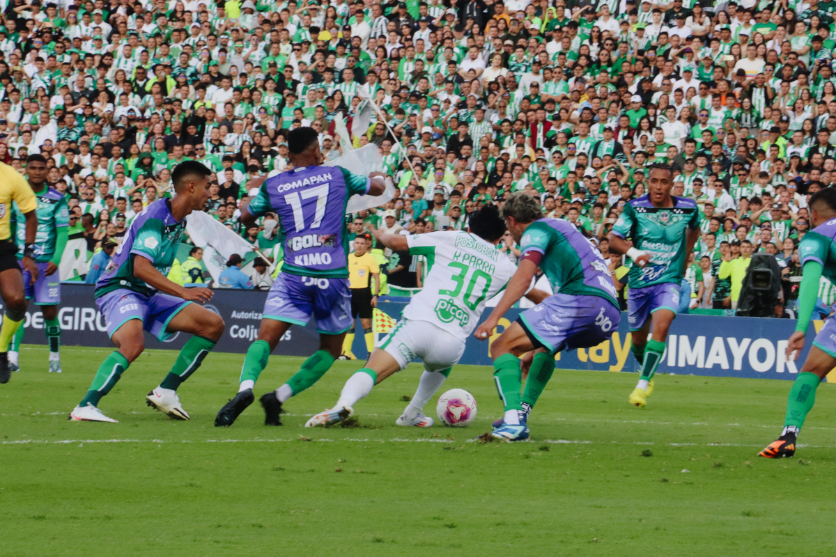 Aunque el partido se iba complicando para Atlético Nacional tras la expulsión de Álvaro Ángulo, los de Medellín se impusieron a Fortaleza en El Campín pintado de verde - Foto: Ronald Cano