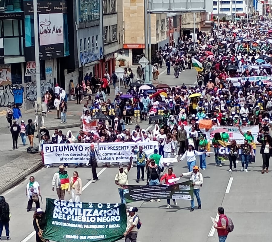 Las comunidades marcharon desde la Universidad Nacional donde se realizaba el encuentro hasta la Plaza de Bolívar. Aunque no confrontan a este gobierno, si le exigen pasar de lo simbólico a la ejecución real - Foto: @Mediarse