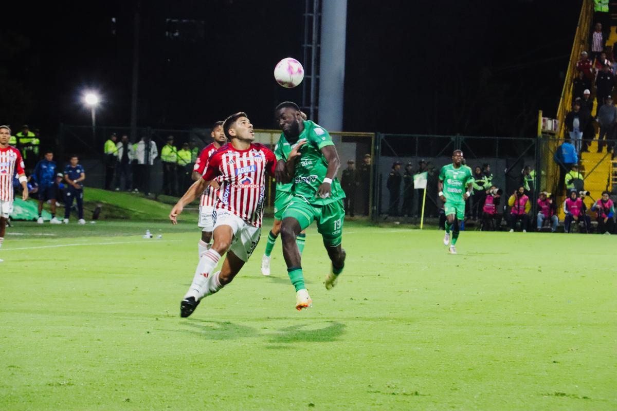 Junior aún no logra ganar en Bogotá. Esta vez perdió por la mínima diferencia ante Equidad en Techo, con gol de penal de Washington Ortega, portero de los verdes de la capital – Foto: Ronald Cano