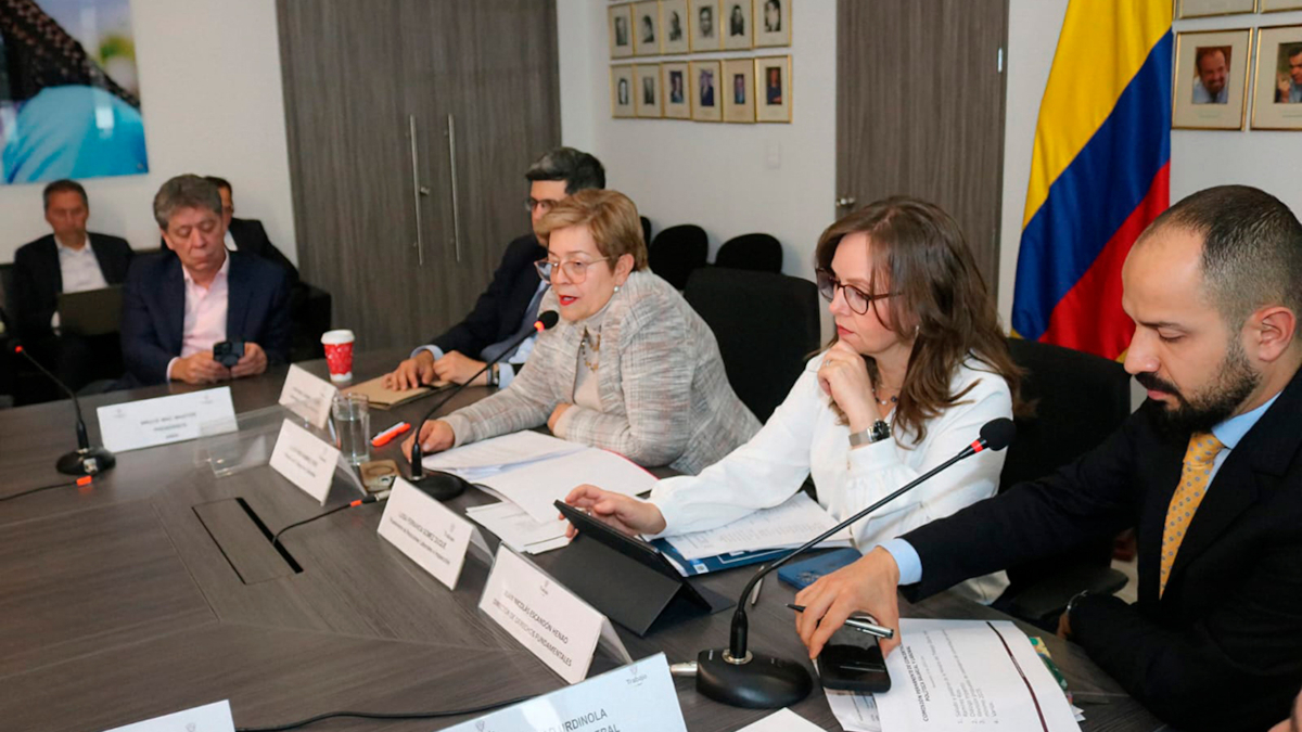 El valor del salario mínimo siempre es un punto de discrepancia entre los gremios de trabajadores y los empresarios. La ministra Gloria Ramírez, espera que se logre un acuerdo como ha venido ocurriendo con este gobierno - Foto: Ministerio de Trabajo