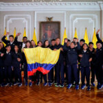 En la Casa de Nariño, la delegación colombiana recibió el pabellón con el que participarán del 3 al 9 de diciembre en los XXVIII Juegos Sudamericanos Escolares - Foto: Ministerio del Deporte