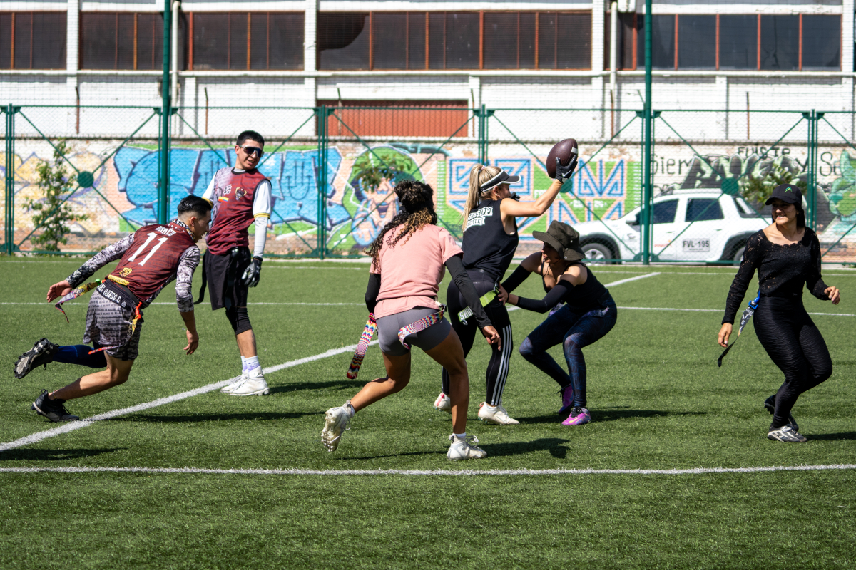 El flag football nació en Estados Unidos al igual que el conocido fútbol americano. Podría ser deporte olímpico en Los Ángeles 2028, y Bogotá podría asistir a esa cita olímpica - Foto: IDRD