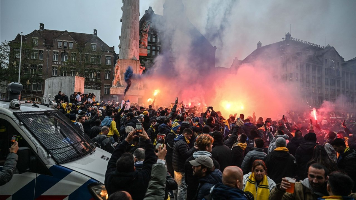 Vídeos muestran los cantos antiárabes que utilizaban los hinchas del Maccabi Tel Aviv y que al parecer desataron la ira no solo de manifestantes pro-Palestina sino de habitantes de Ámsterdam de origen árabe - Foto: @RTLnieuws