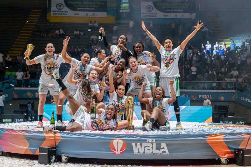 Indeportes Antioquia son las campeonas indiscutibles del baloncesto femenino. Con su segundo campeonato ratifican un proceso y el papel que el deporte femenino viene ganando a pesar de los obstáculos - Foto: @WBLAmericas