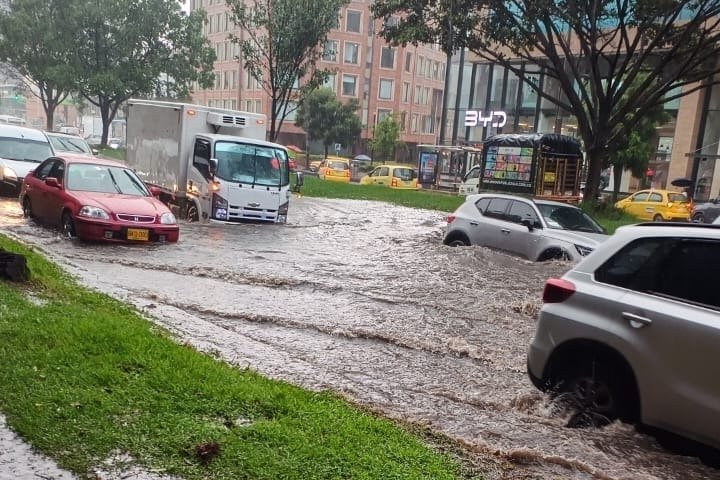 El norte de la ciudad viene viéndose afectado fuertemente cuando llueve. No es un tema nuevo, pues en el pasado la carrera novena a la altura de Santa Ana también experimentó graves inundaciones - Foto: Bogotá Tránsito