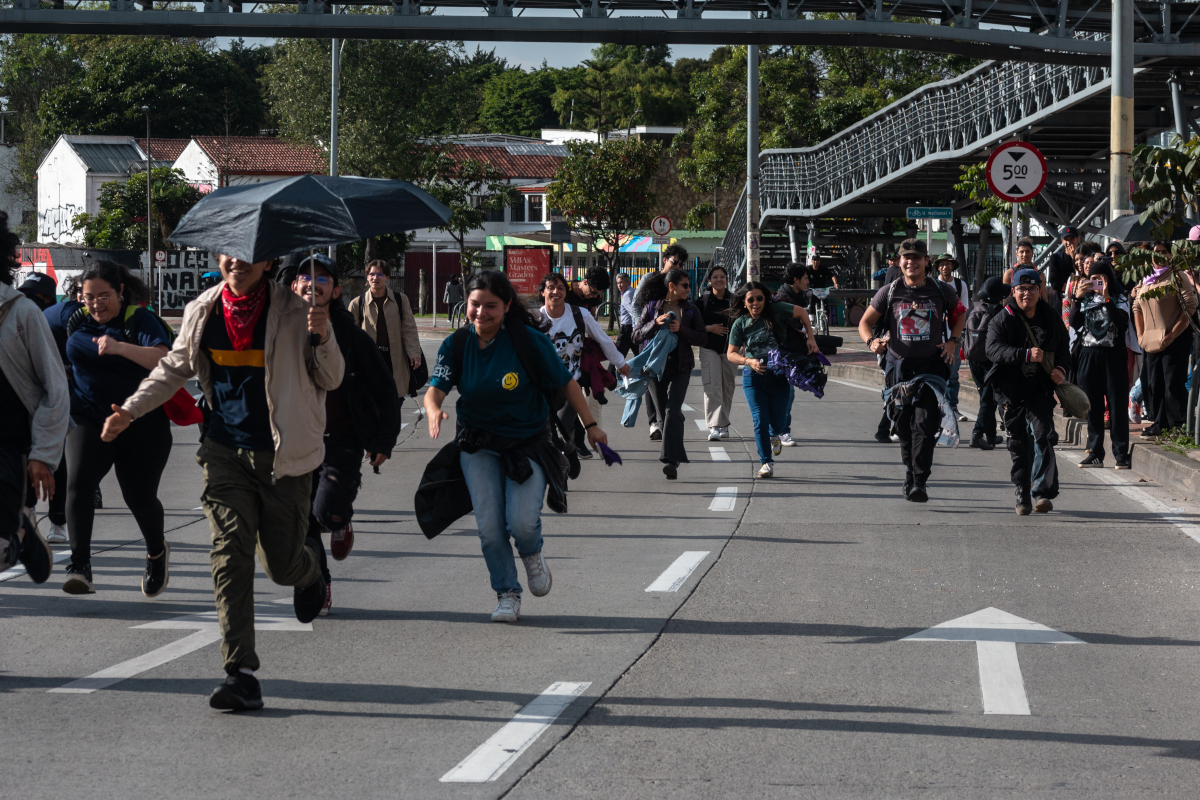 En Bogotá y en Medellín principalmente, estudiantes de universidades públicas salieron a las calles a manifestarse para conmemorar los 5 años del denominado 21N que dio comienzo al estallido social durante el gobierno de Iván Duque - Foto: Esteban Pérez