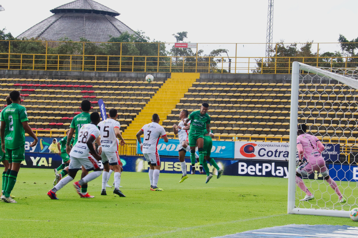 Equidad volvió a ganar tras varias victorias esquivas. Aunque solo por un gol, y tras expulsiones en ambos equipos, los aseguradores celebraron quedarse con sus tres puntos de local – Foto: Ronald Cano