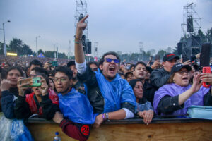 Más allá de las clásicas ropas negras, el parque Simón Bolívar fue un lugar lleno de color de la mano de las "carpas" que tuvo que vestir el público durante tres días de rock pero también tres días de mucha lluvia - Foto: Paula D'Pablos