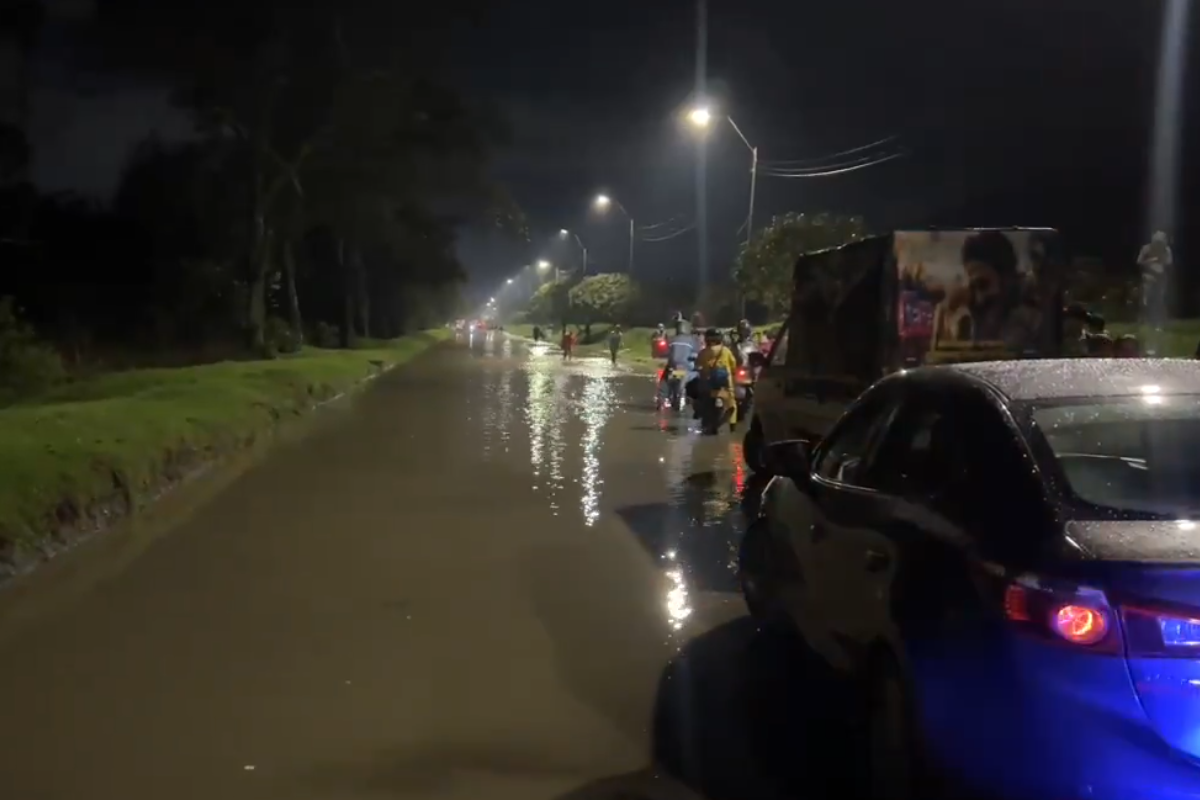 Las inundaciones en la Autopista Norte no son novedad. Ha sido un problema constante que se viene agravando debido al aumento de las lluvias a causa del cambio climático - Foto: @BogotaTransito