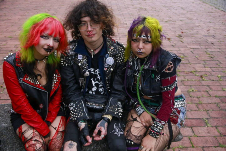 La tribu urbana relacionada con el punk sigue tan vigente como en el siglo pasado. Sus característicos atuendos permanecen aún en las nuevas generaciones - Foto: Paula D'Pablos