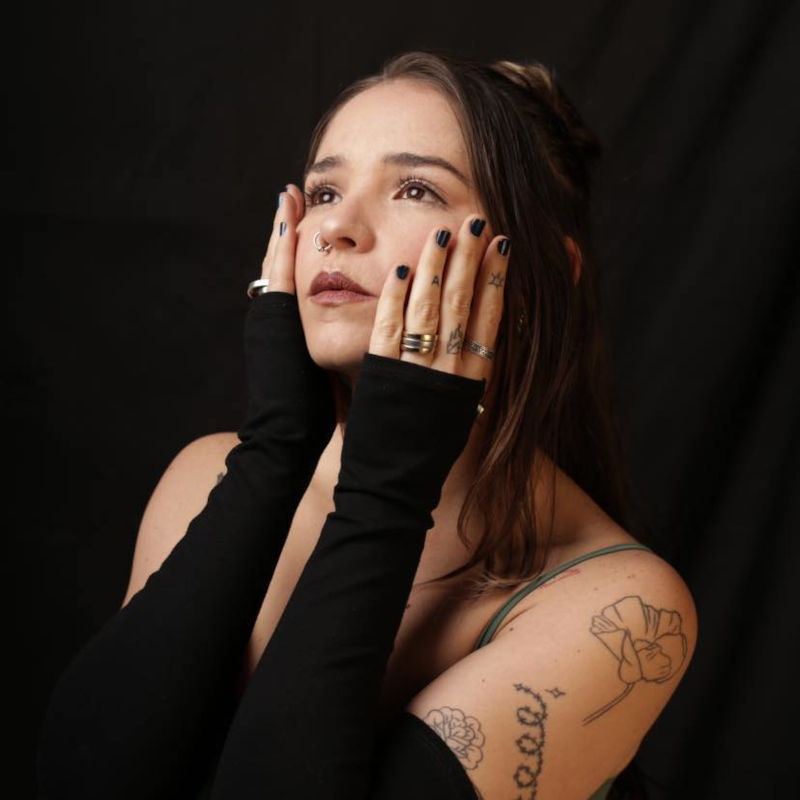 Soy Emilia es una talentosa bajista, cantante, productora y compositora colombiana que ha dejado una marca indeleble en la escena alternativa latina. La colombiana es Artista Gibson desde el año 2016 - Foto: Soy Emilia