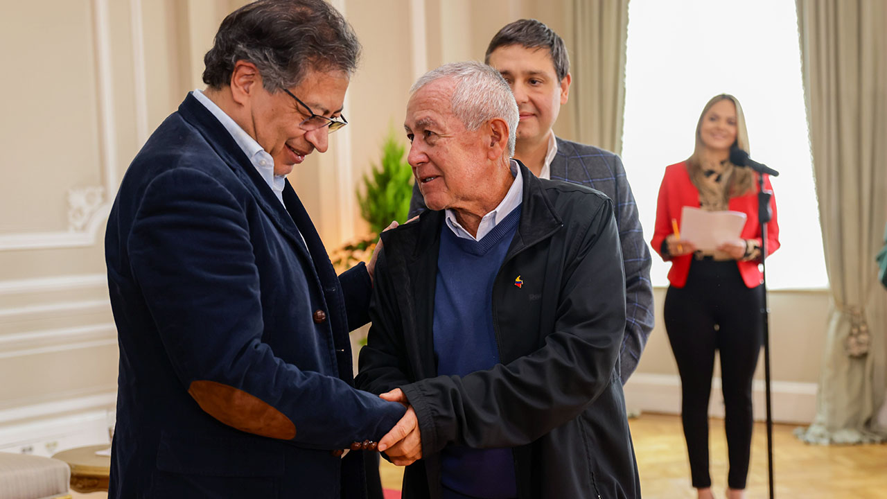 En medio del reconocimiento de la pensión a los exempleados de Telecom; el presidente Gustavo Petro indicó la necesidad de anular el laudo que obliga al gobierno a pagarle a la empresa española Telefónica - Foto: Presidencia de Colombia