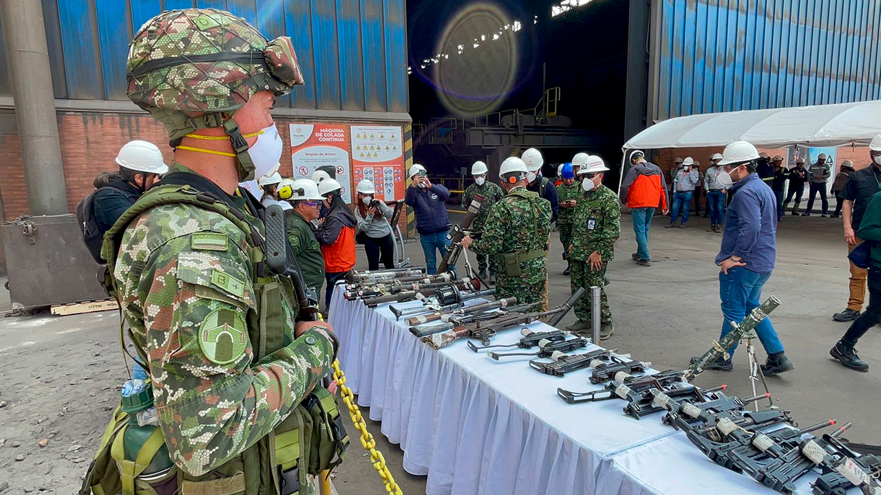 En Acerías Paz del Río fueron fundidas 23.500 armas de fuego que se convertirán en insumos de construcción - Foto: Ejército Nacional