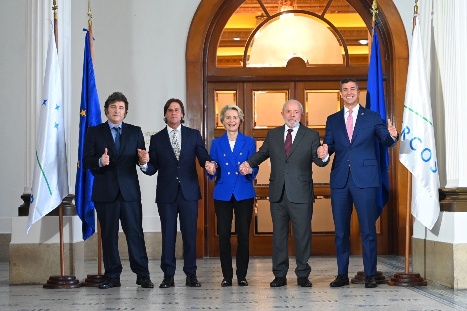 Tras décadas de complejas negociaciones, que posiblemente desencadenen tensas situaciones en Europa, se logró un acuerdo de libre comercio entre la Unión Europea y Mercosur - Foto: X/@vonderleyen