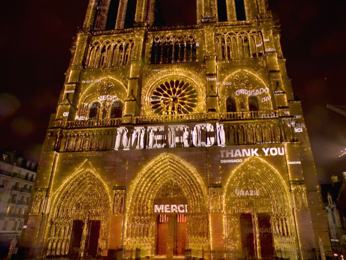 A través de un gigante "MERCI" se le agradeció a las 160 personas entre bomberos, artesanos y constructores que salvaron y reconstruyeron la icónica catedral francesa - Foto: X/@EmmanuelMacron