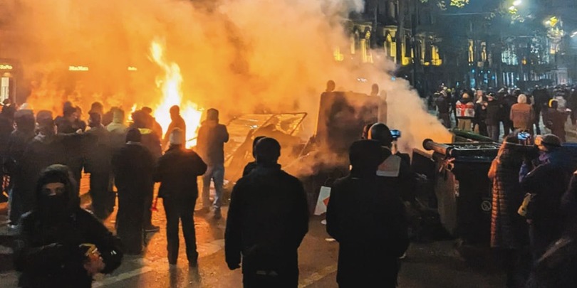 Con fuegos artificiales y cócteles molotov, protestan principalmente estudiantes universitarios. Las manifestaciones se vienen dando desde octubre de 2024, pero en diciembre se han agudizado - Foto: phoebe.on.ge