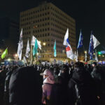 Las protestas en Seúl fueron cambiando de pedir el levantamiento de la ley marcial a pedir la renuncia del presidente Yoon Suk Yeol. El escenario de un juicio político se puede hacer realidad - Foto: Hashflu