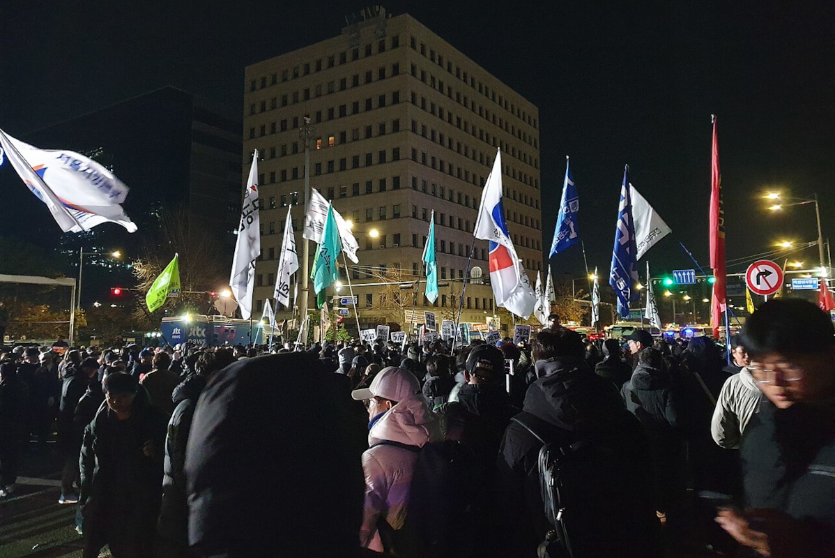 Las protestas en Seúl fueron cambiando de pedir el levantamiento de la ley marcial a pedir la renuncia del presidente Yoon Suk Yeol. El escenario de un juicio político se puede hacer realidad - Foto: Hashflu