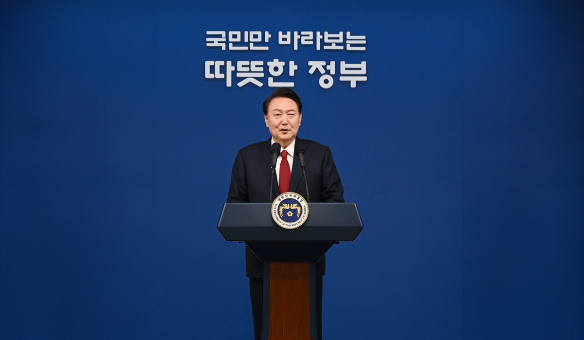 El presidente Yoon Suk Yeol, decició declarar la ley marcial en una medida que muchas personas en Corea del Sur consideran inconstitucional. Hay manifestaciones en los alrededores de la Asamblea Nacional en Seúl - Foto: Presidencia de Corea del Sur