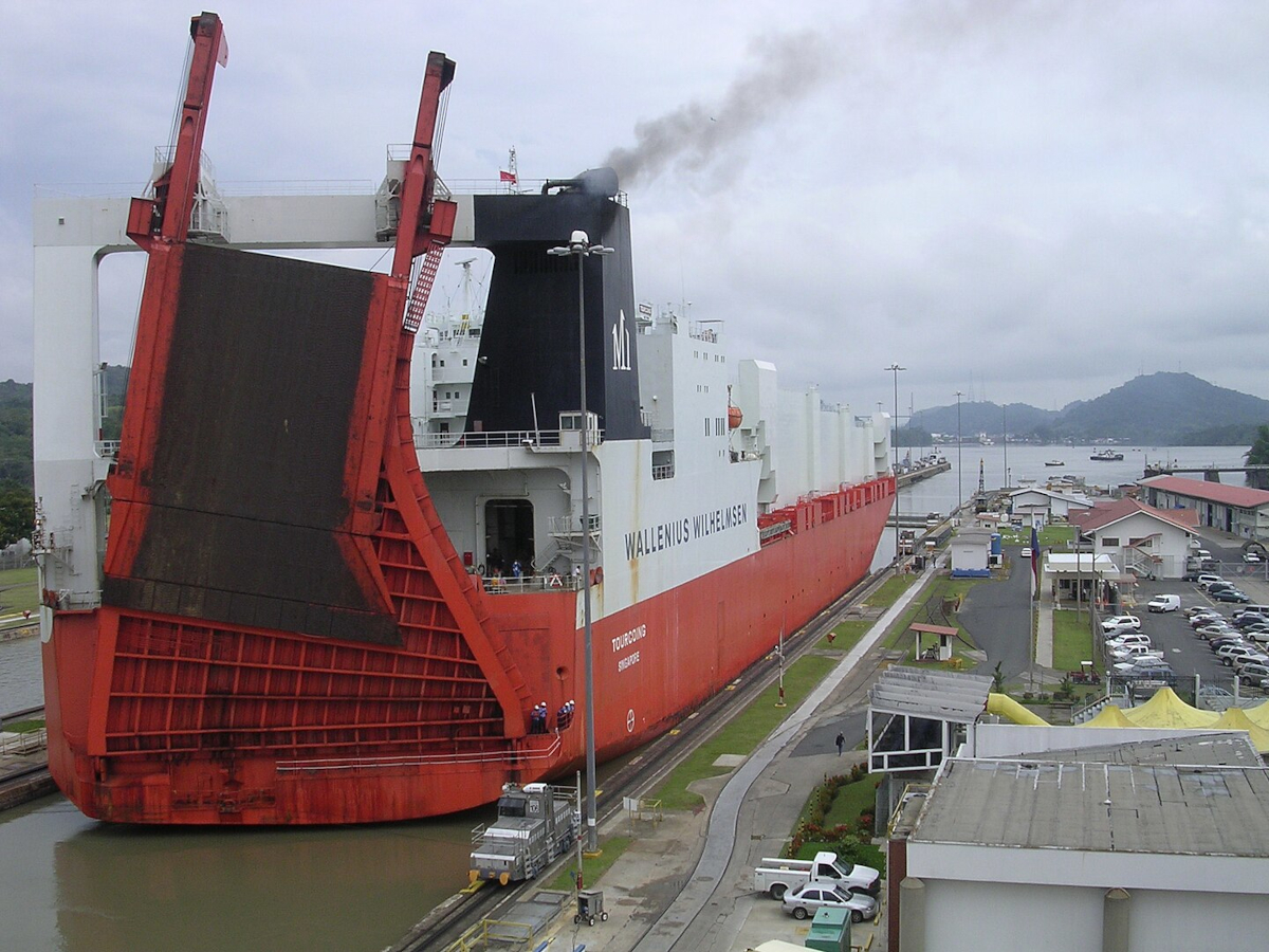 El presidente de Estados Unidos ha indicado que el canal es manejado por China, mostrando señales en chino de puertos privados. El presidente panameño José Raúl Mulino ha negado el hecho y reafirmado la soberanía de su país sobre el canal - Foto: Dozenist