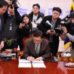 El impeachment ha trascendido de tal forma que no solo está suspendido el presidente Yoon Suk Yeol y el primer ministro Han Duck-soo, por lo cual Choi Sang-mok, quien era ministro de finanzas asumió ambos cargos por el momento - Foto: Asamblea Nacional de Corea del Sur