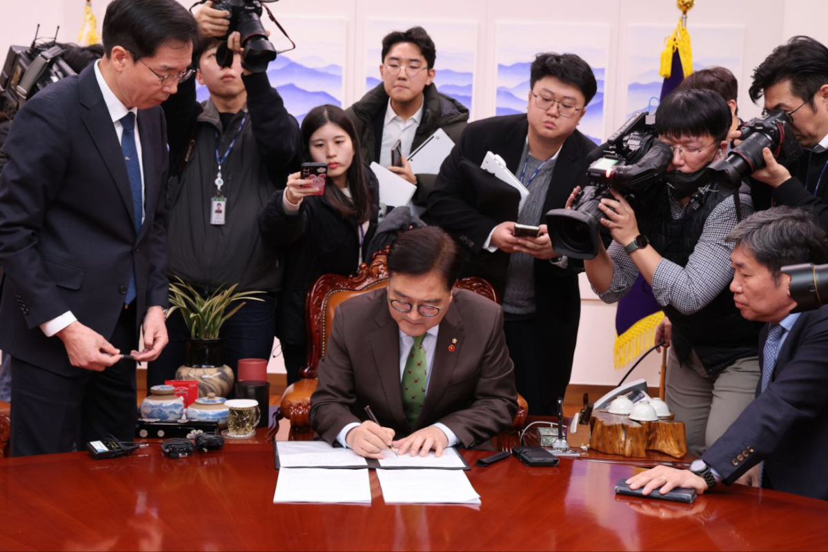 El impeachment ha trascendido de tal forma que no solo está suspendido el presidente Yoon Suk Yeol y el primer ministro Han Duck-soo, por lo cual Choi Sang-mok, quien era ministro de finanzas asumió ambos cargos por el momento - Foto: Asamblea Nacional de Corea del Sur